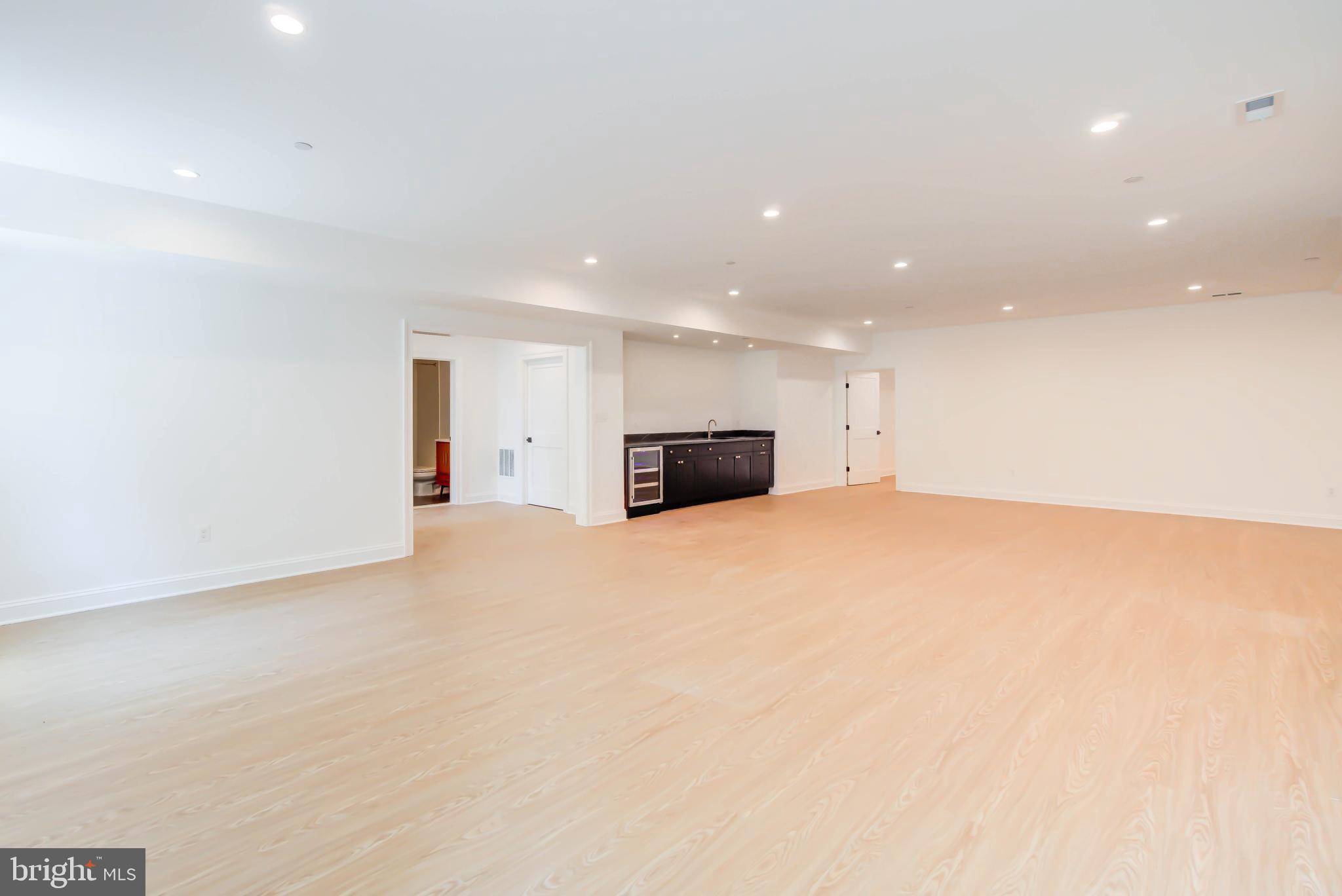 POTOMAC OUTSIDE - Residential