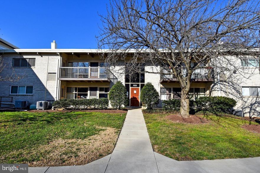 Spacious 2nd floor 2 BR/1 BA condo with large balcony.  Gas/Water/Sewer included in rent. Large living room and separate dining room. Great location, close to plenty of shopping and restaurants, including Ravensworth Shopping Center.  Just off of 495, Braddock Rd, Little River turnpike and Columbia Pike.  2 Unassigned parking spaces + 1 visitor pass. $75.00 move in fee. $50 application fee.