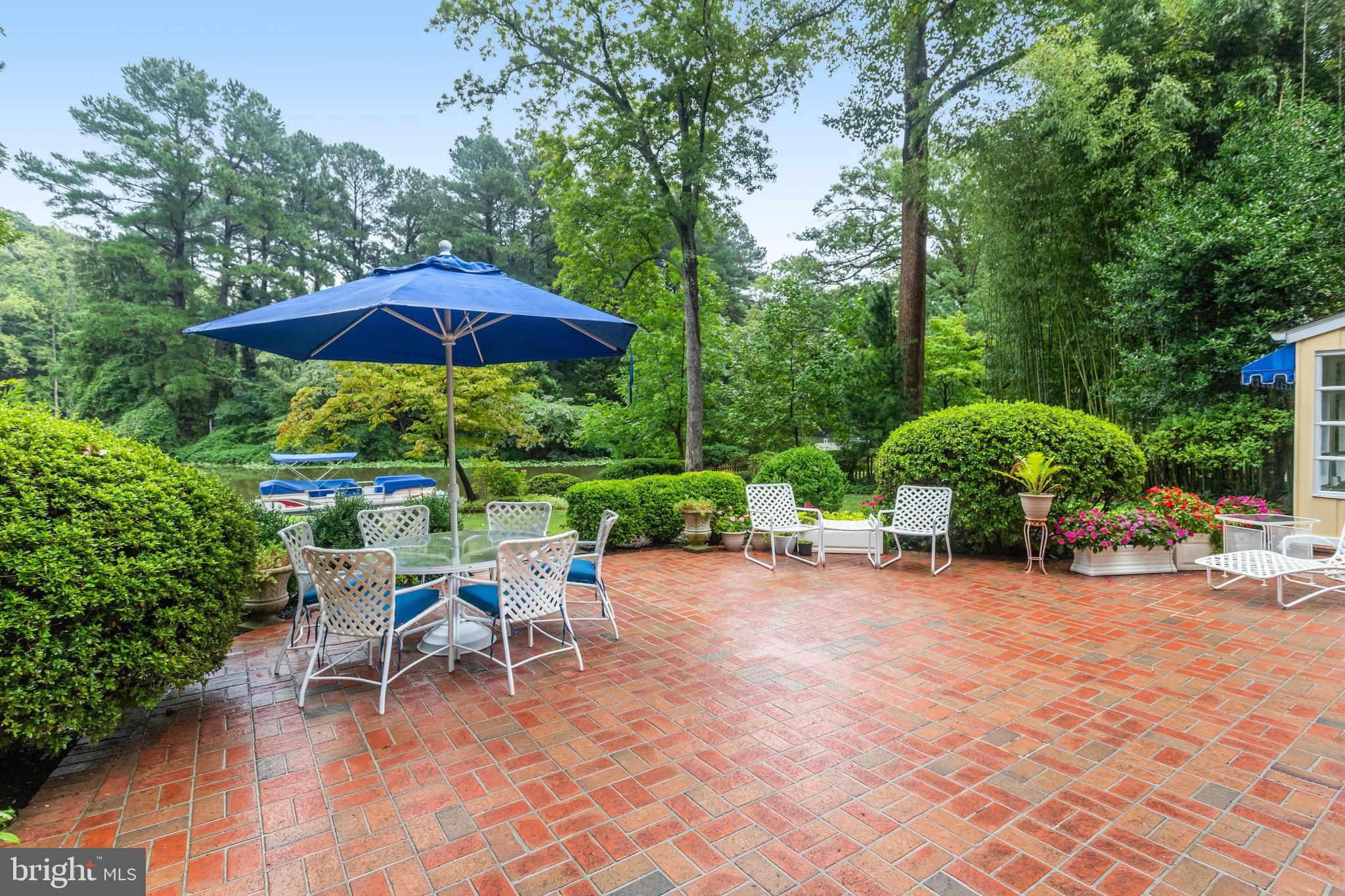 LAKE BARCROFT - Residential