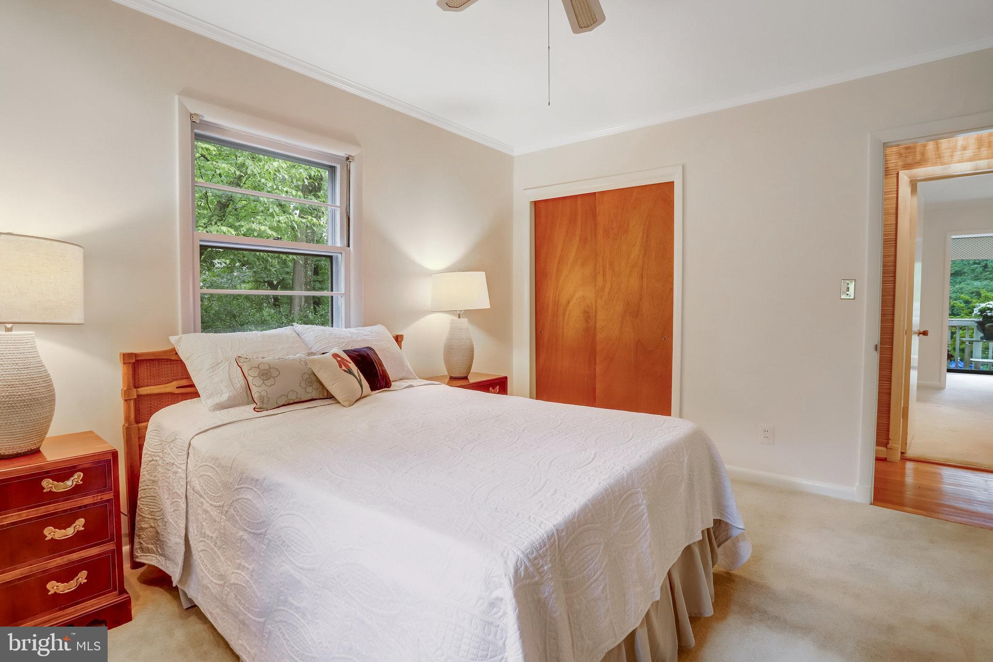 LAKE BARCROFT - Residential