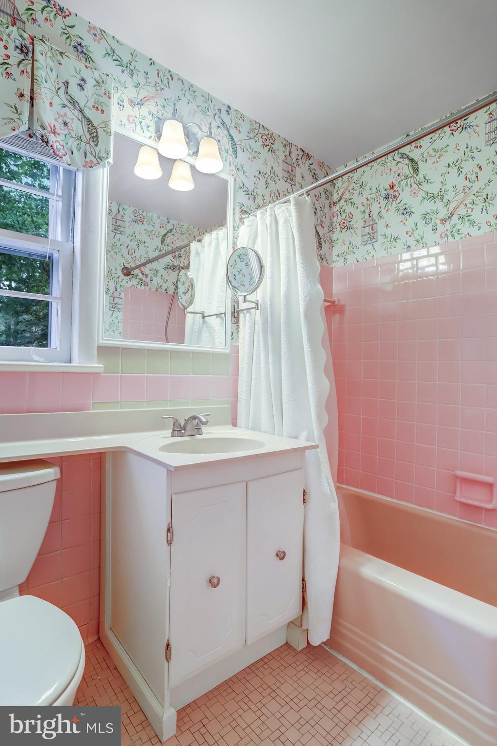 LAKE BARCROFT - Residential