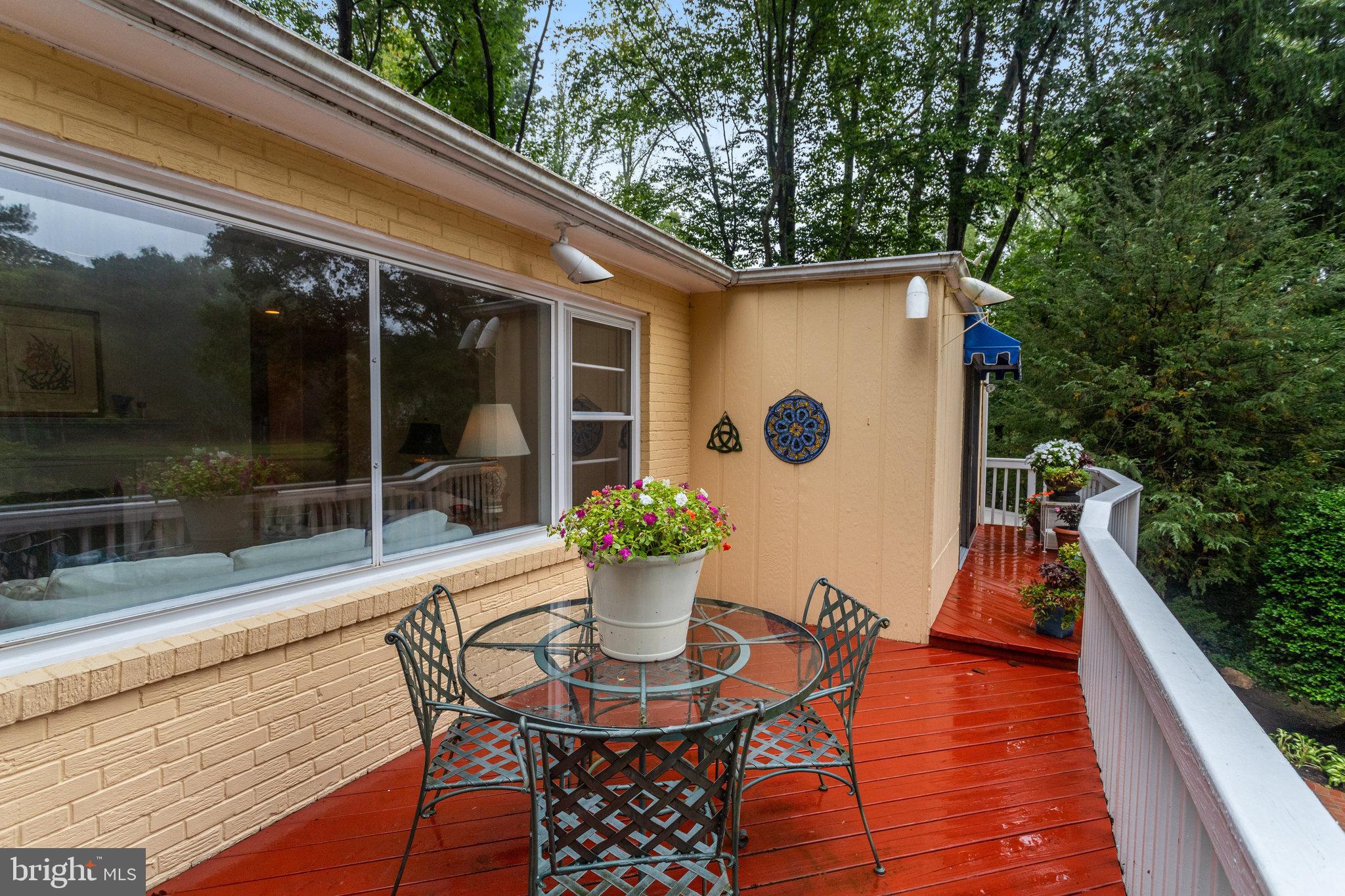 LAKE BARCROFT - Residential