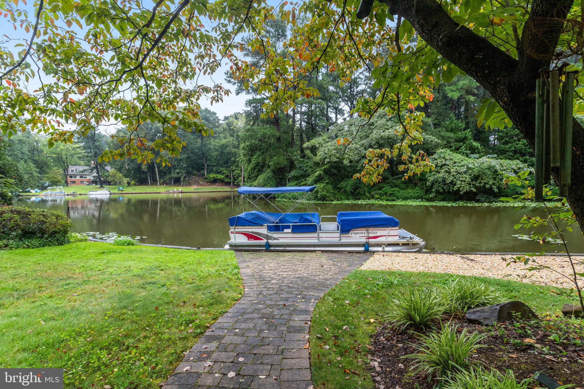 LAKE BARCROFT - Residential