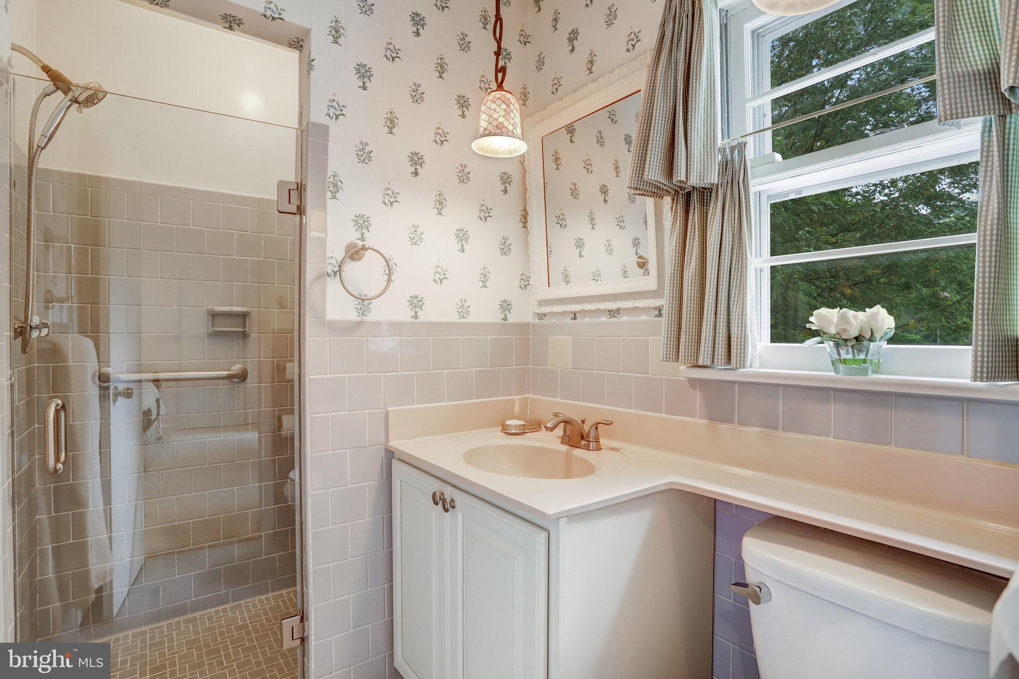 LAKE BARCROFT - Residential