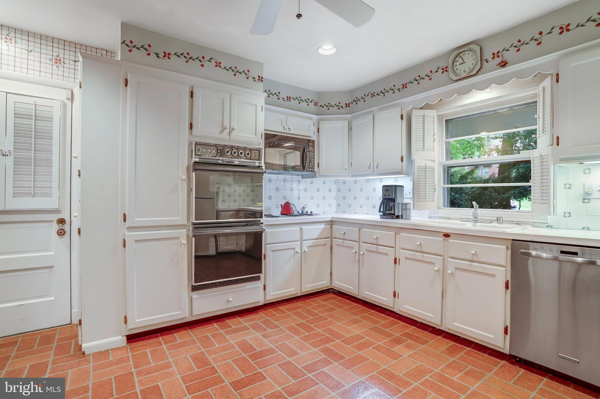 LAKE BARCROFT - Residential