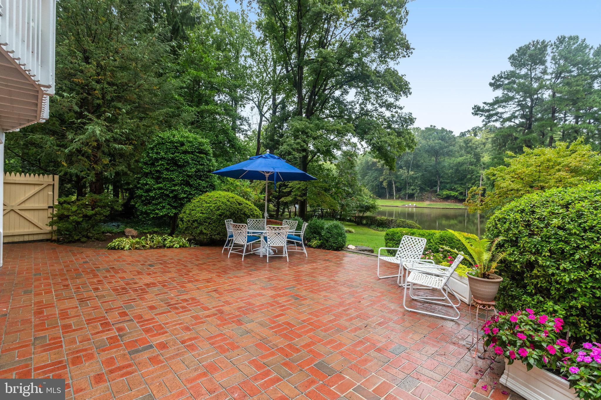 LAKE BARCROFT - Residential