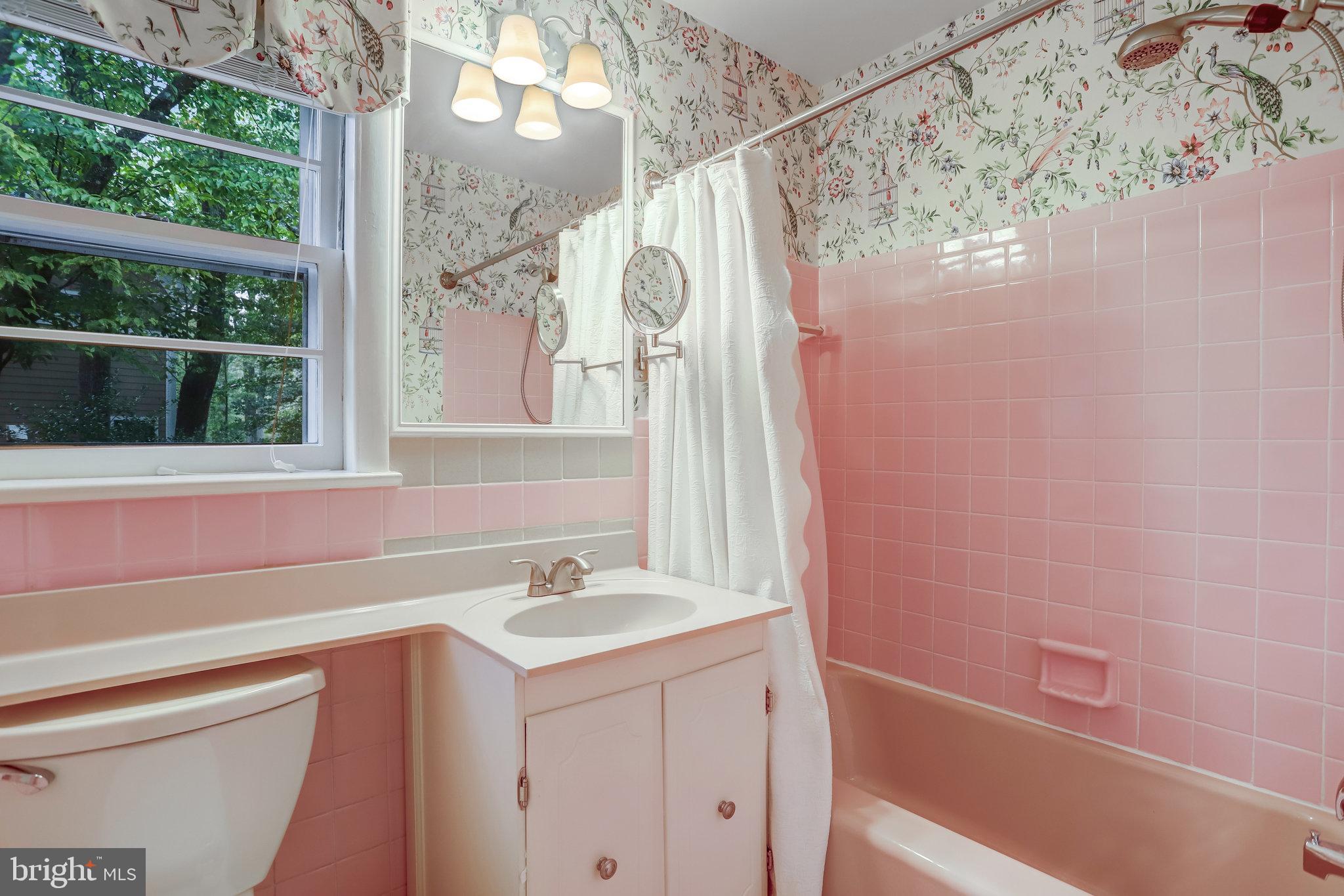 LAKE BARCROFT - Residential