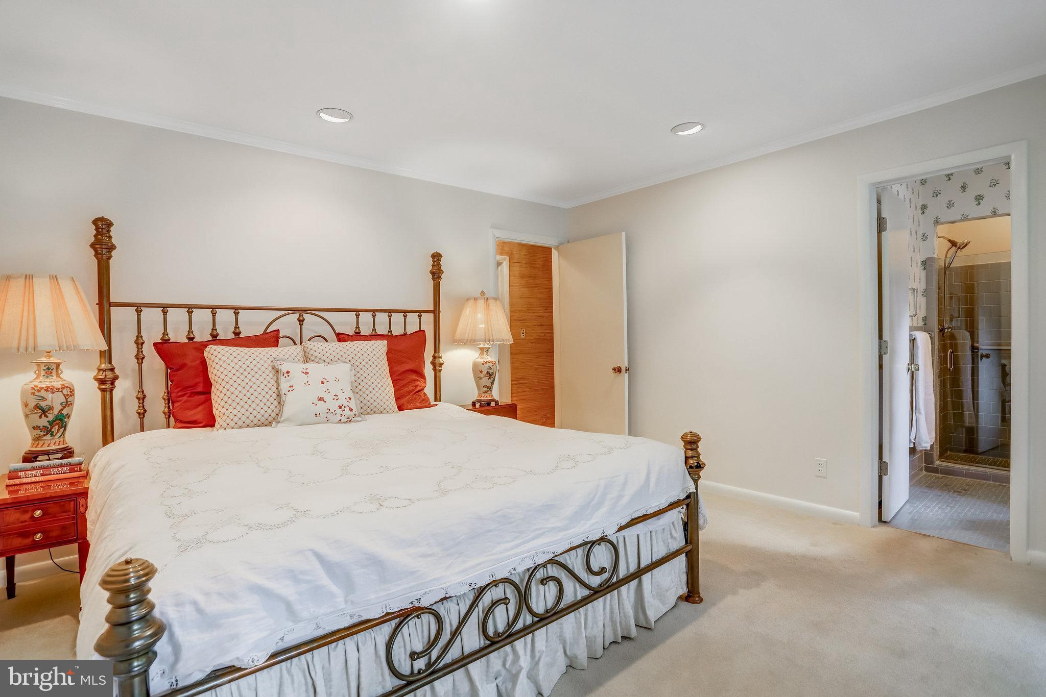 LAKE BARCROFT - Residential