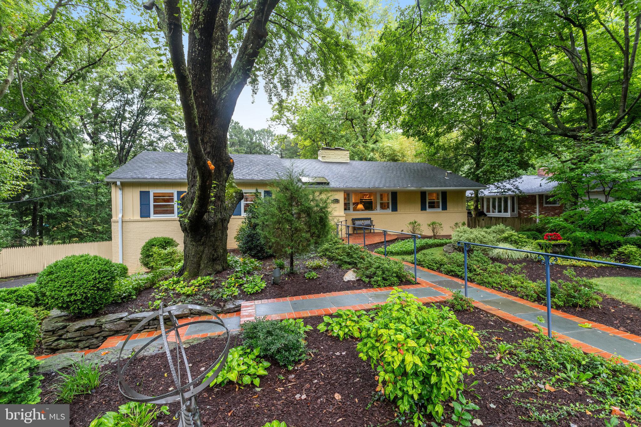 LAKE BARCROFT - Residential