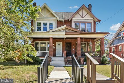 Photo of 840 N Charlotte St, POTTSTOWN, PA 19464 (MLS # PAMC2158172)