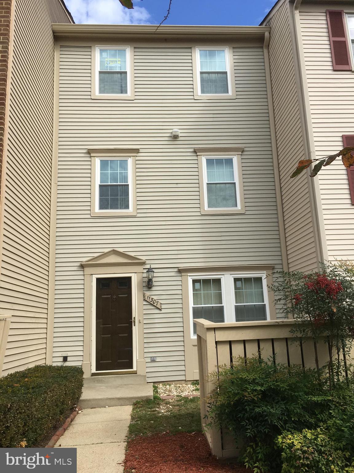 Beautiful and Spacious Townhouse for rent. 3 bed rooms 2 full brand new baths. New paint. near every things. Huge master bedroom with walk-in closet, updated main level and so much more. It shows very well. Thanks for showing.
Credit score 700+, great employment and rental history.