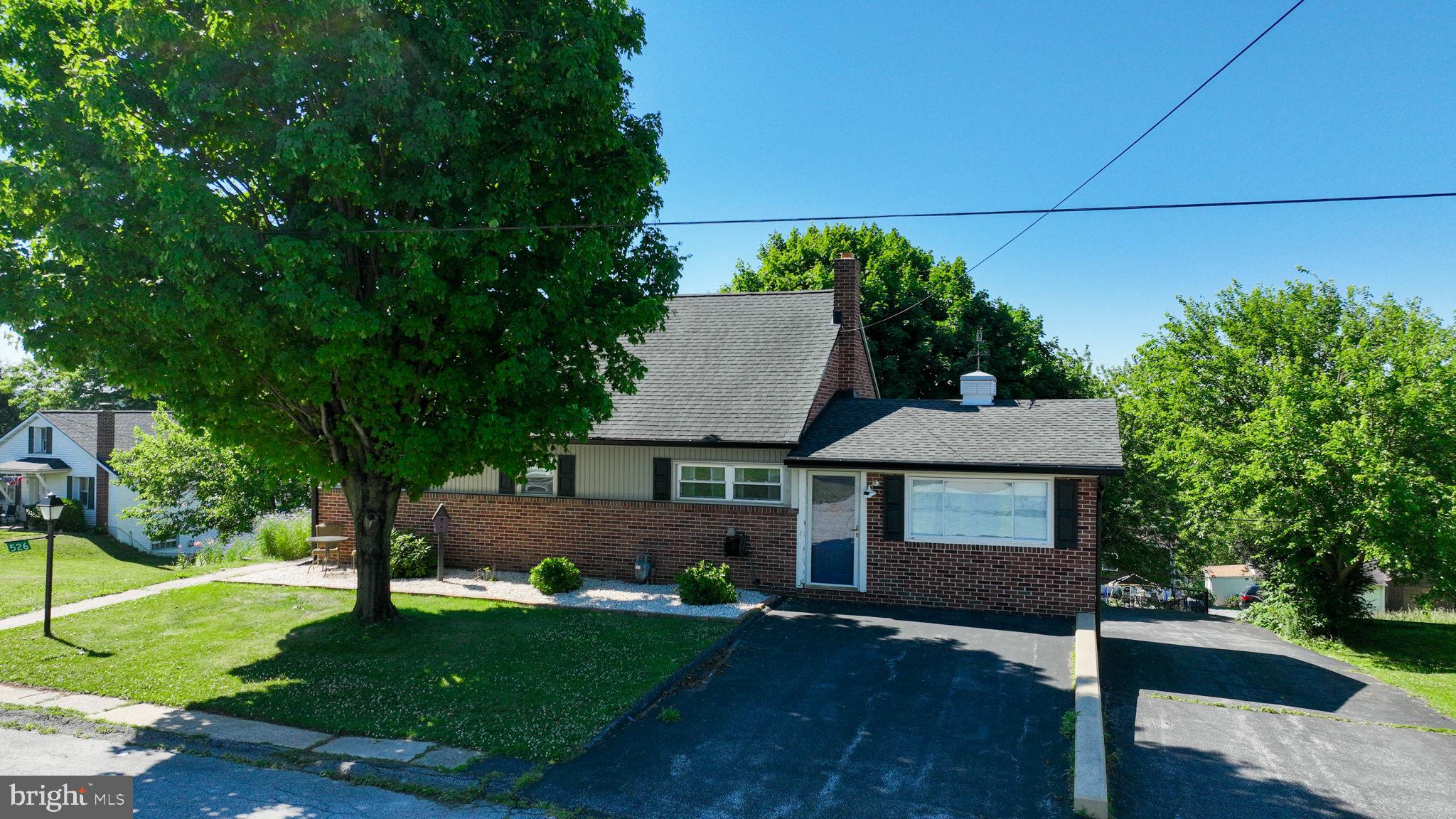 526 E LANCASTER ST.