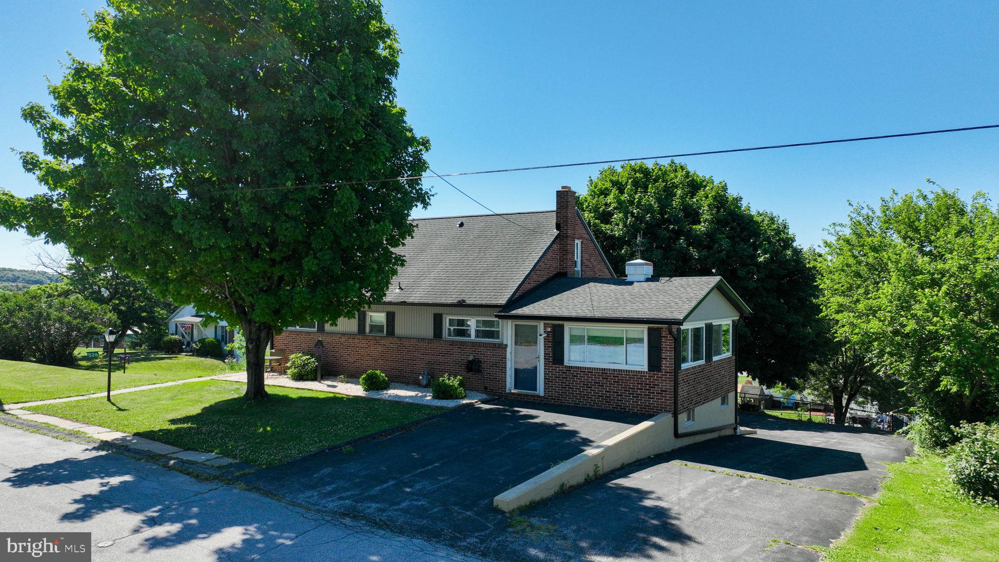 526 E LANCASTER ST.