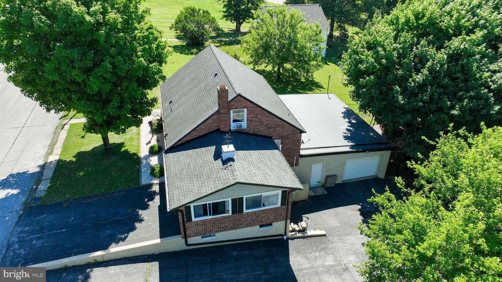 526 E LANCASTER ST.