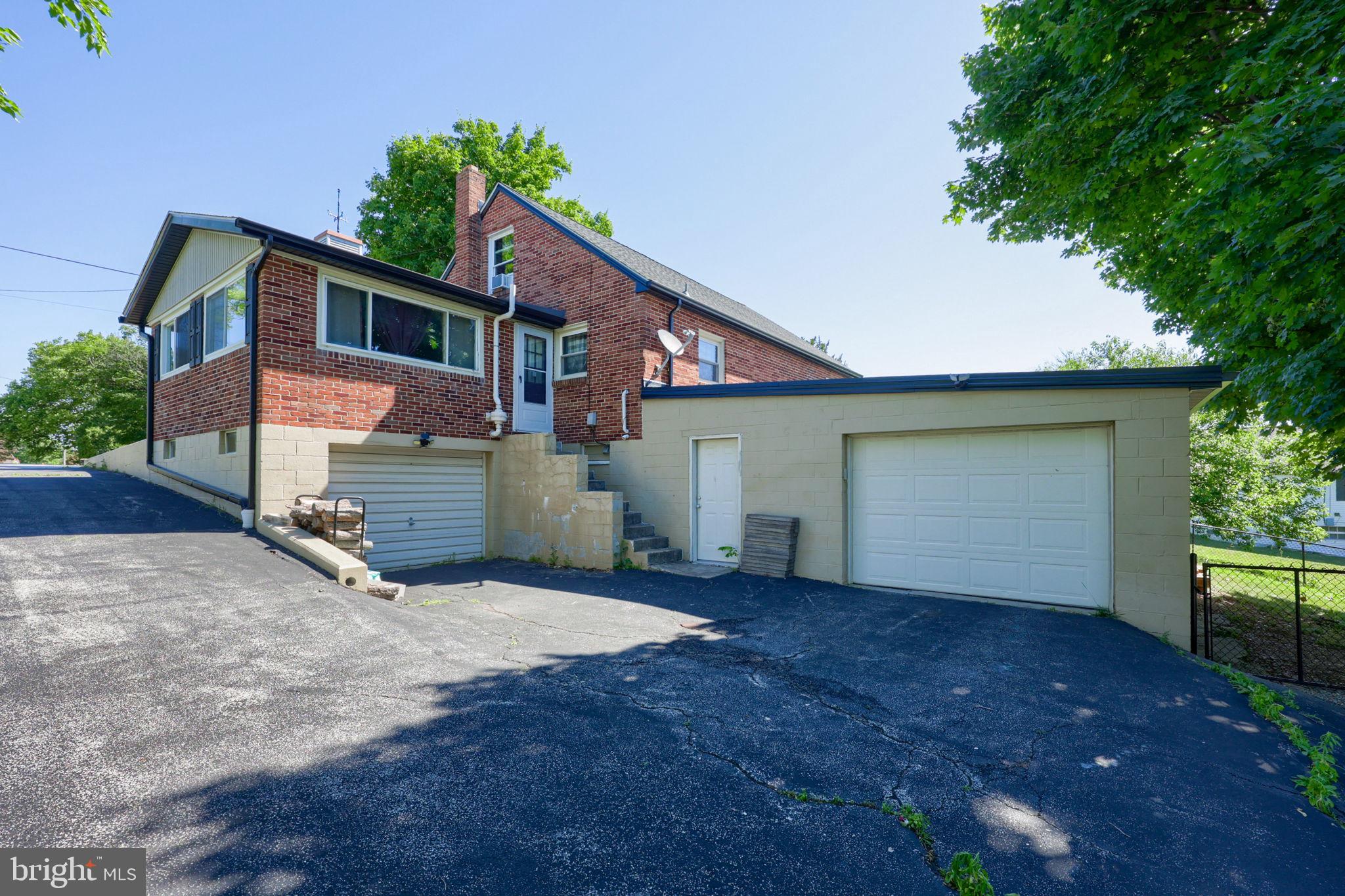 526 E LANCASTER ST.
