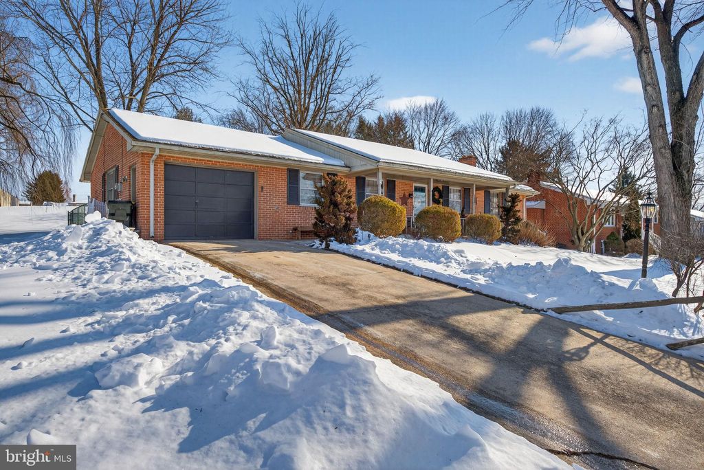 Photo of 2139 Twin Brooks Drive, YORK, PA 17408 (MLS # PAYK2097358)