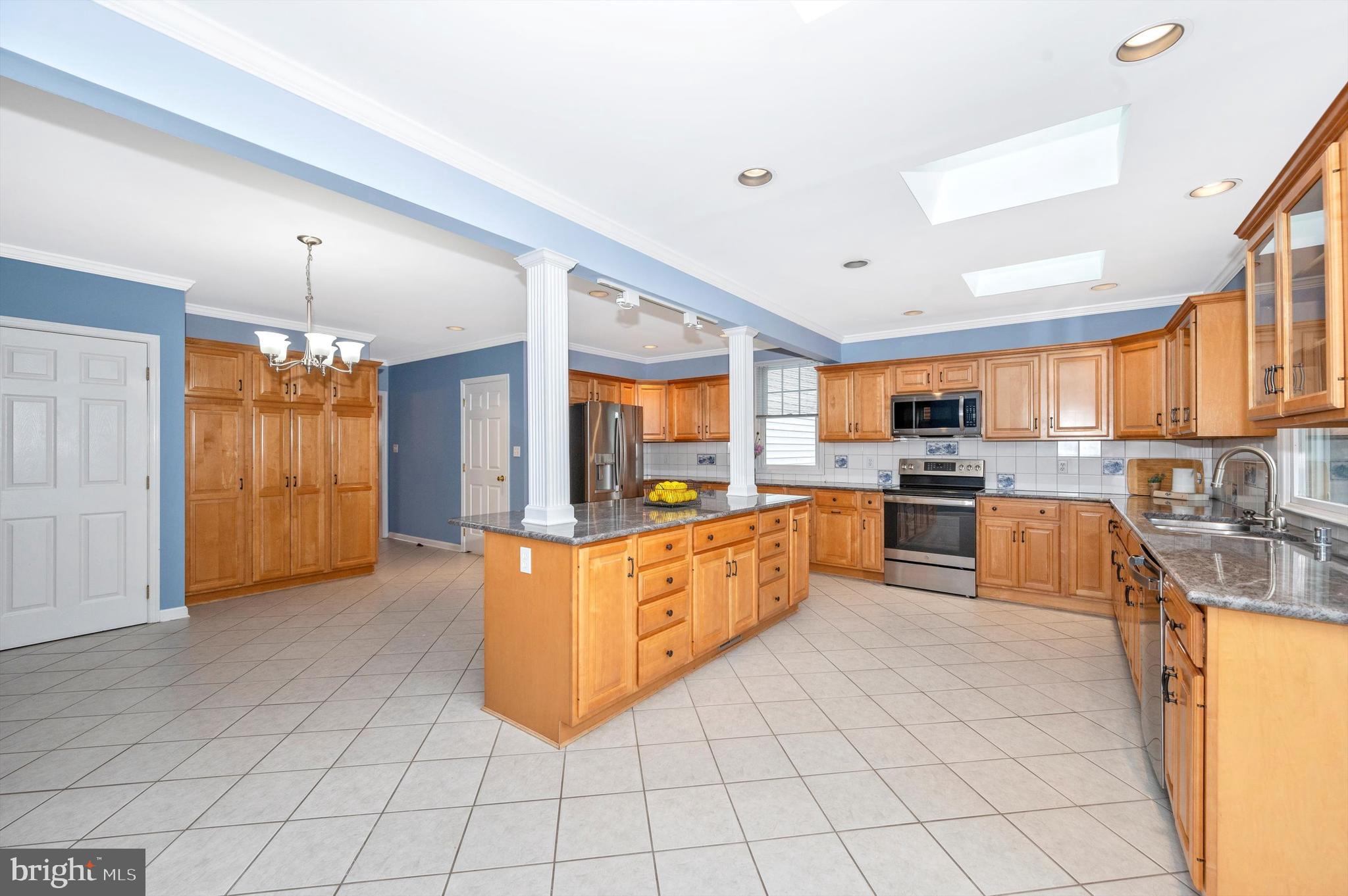 POOLESVILLE OUTSIDE - Residential