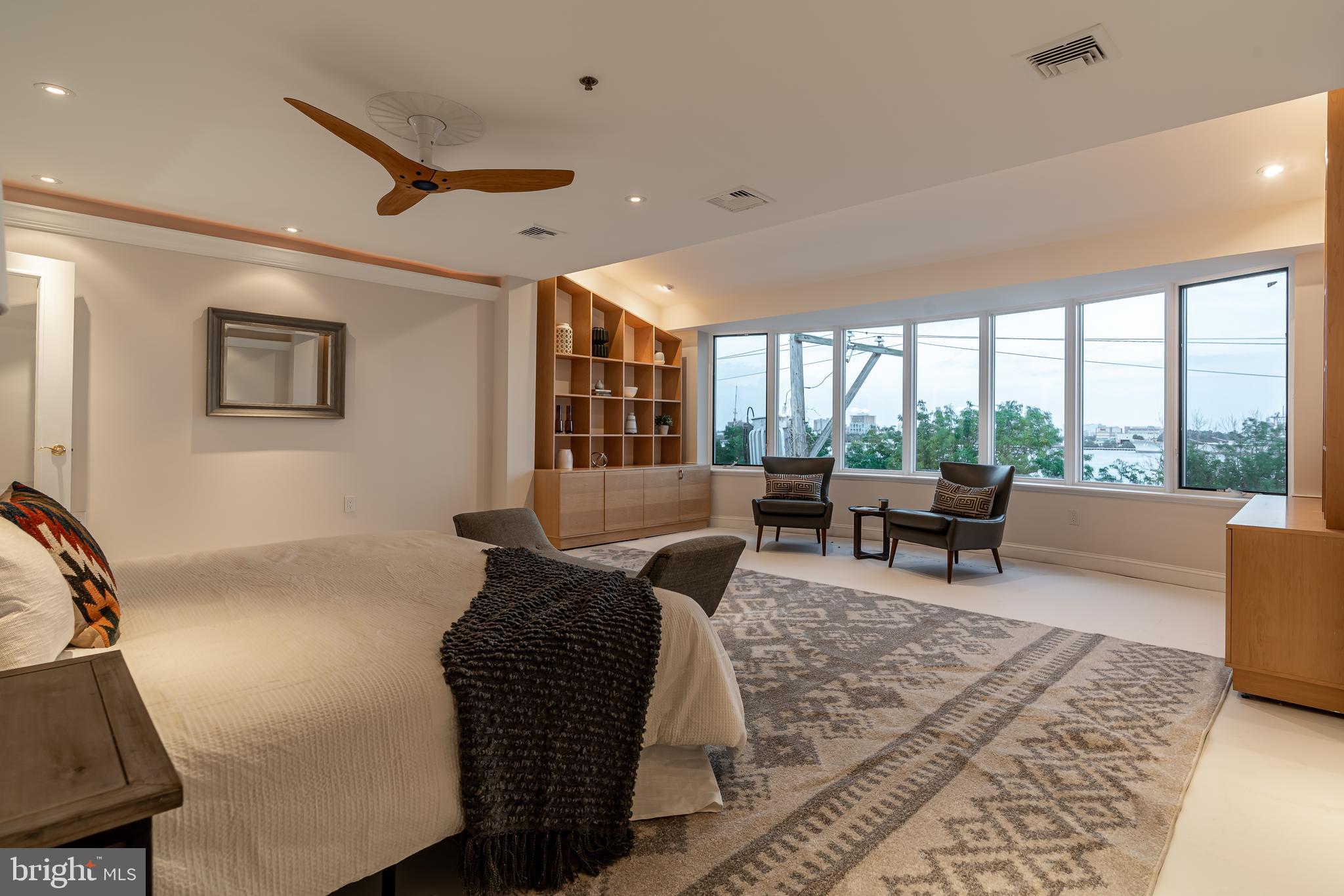 QUEEN VILLAGE - Residential