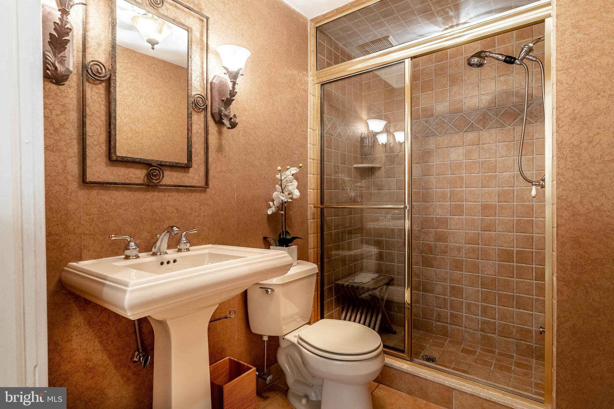 QUEEN VILLAGE - Residential