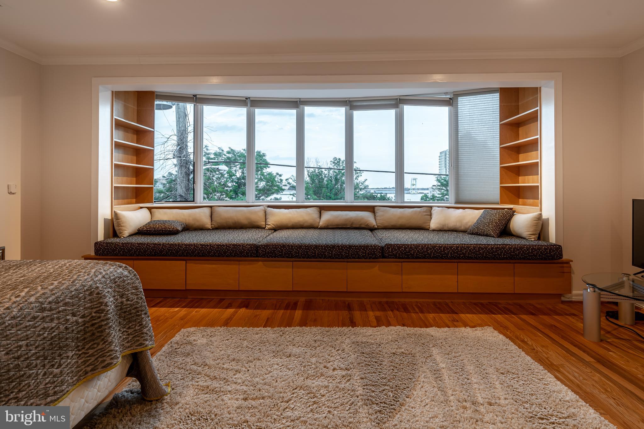 QUEEN VILLAGE - Residential