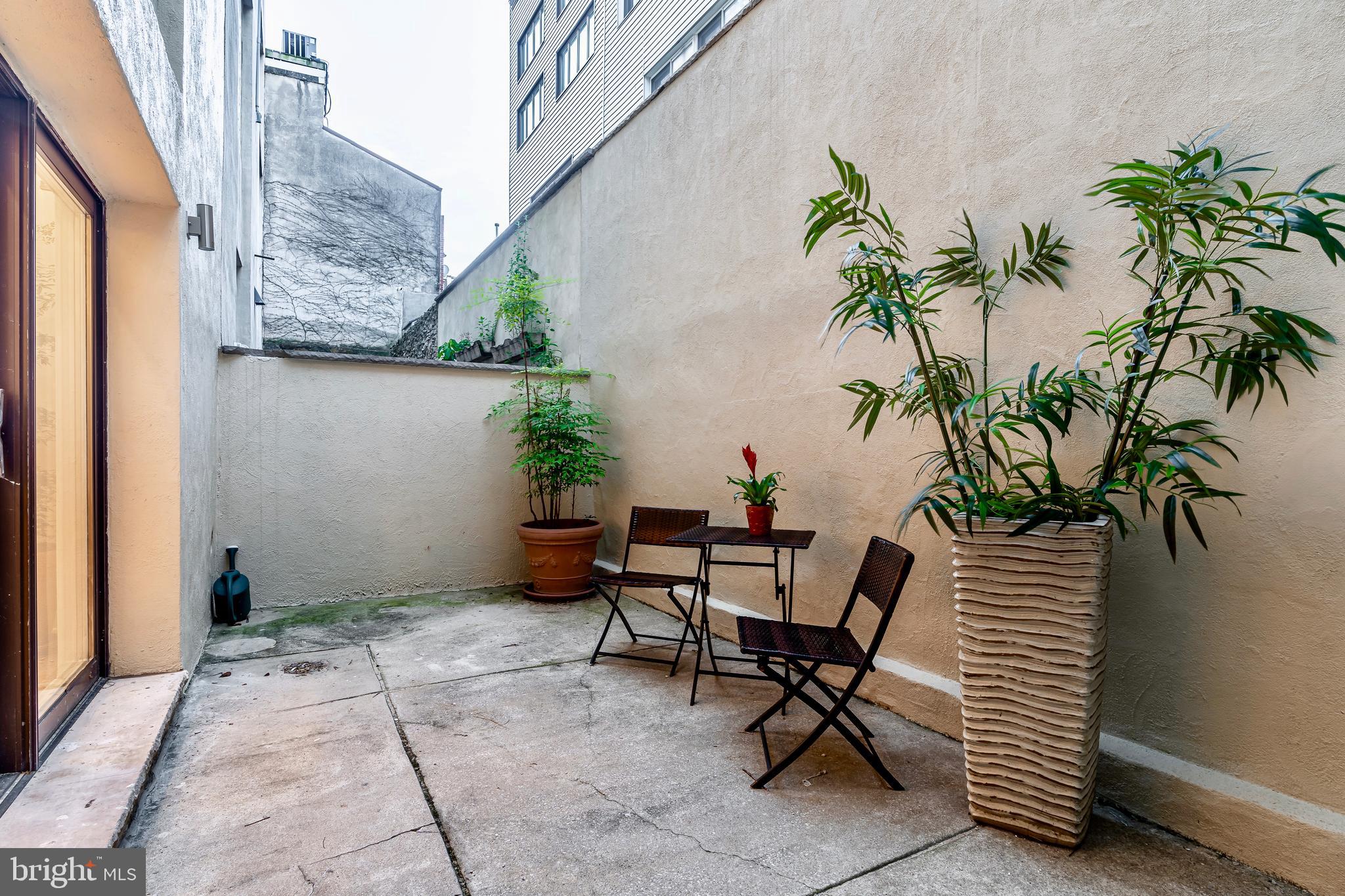 QUEEN VILLAGE - Residential