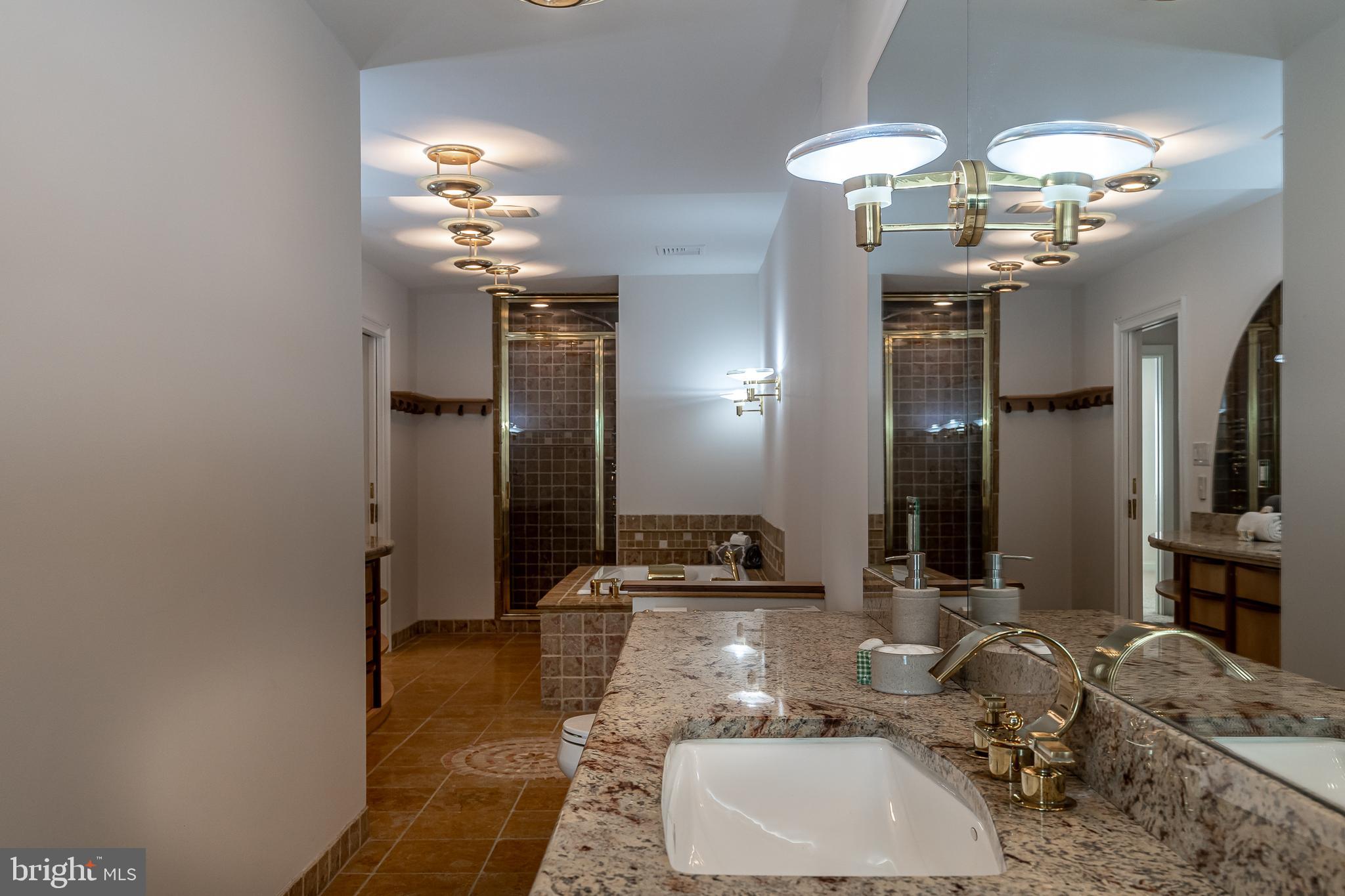 QUEEN VILLAGE - Residential