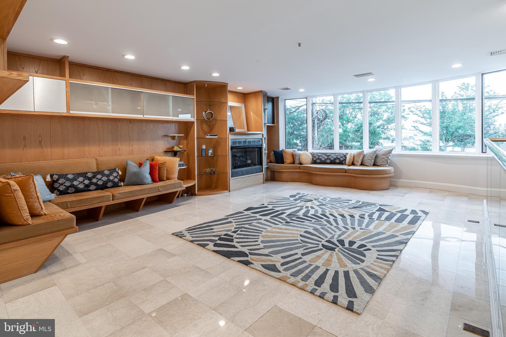 QUEEN VILLAGE - Residential