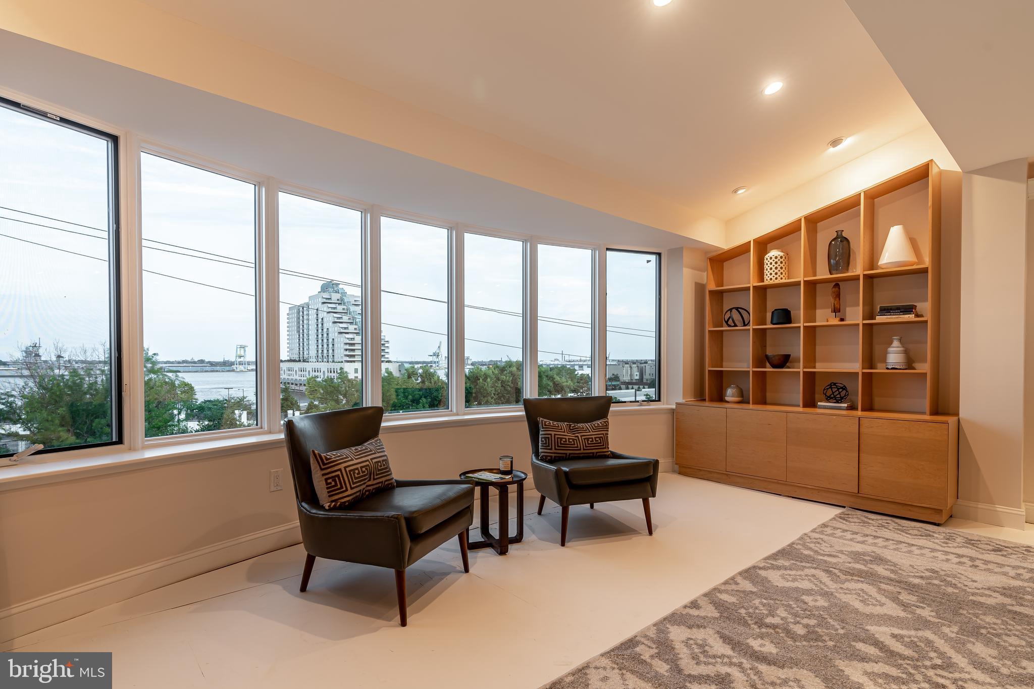 QUEEN VILLAGE - Residential