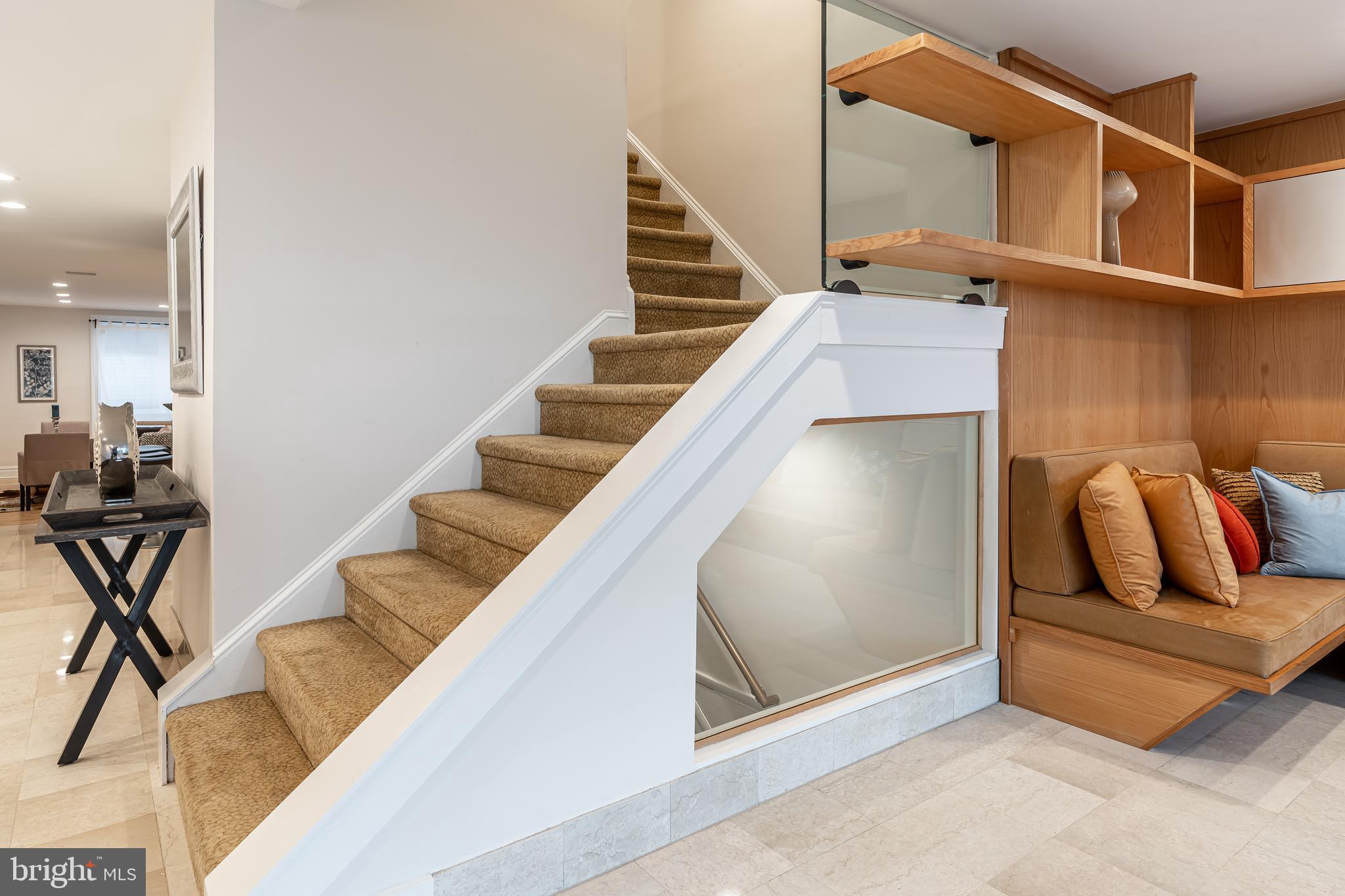 QUEEN VILLAGE - Residential