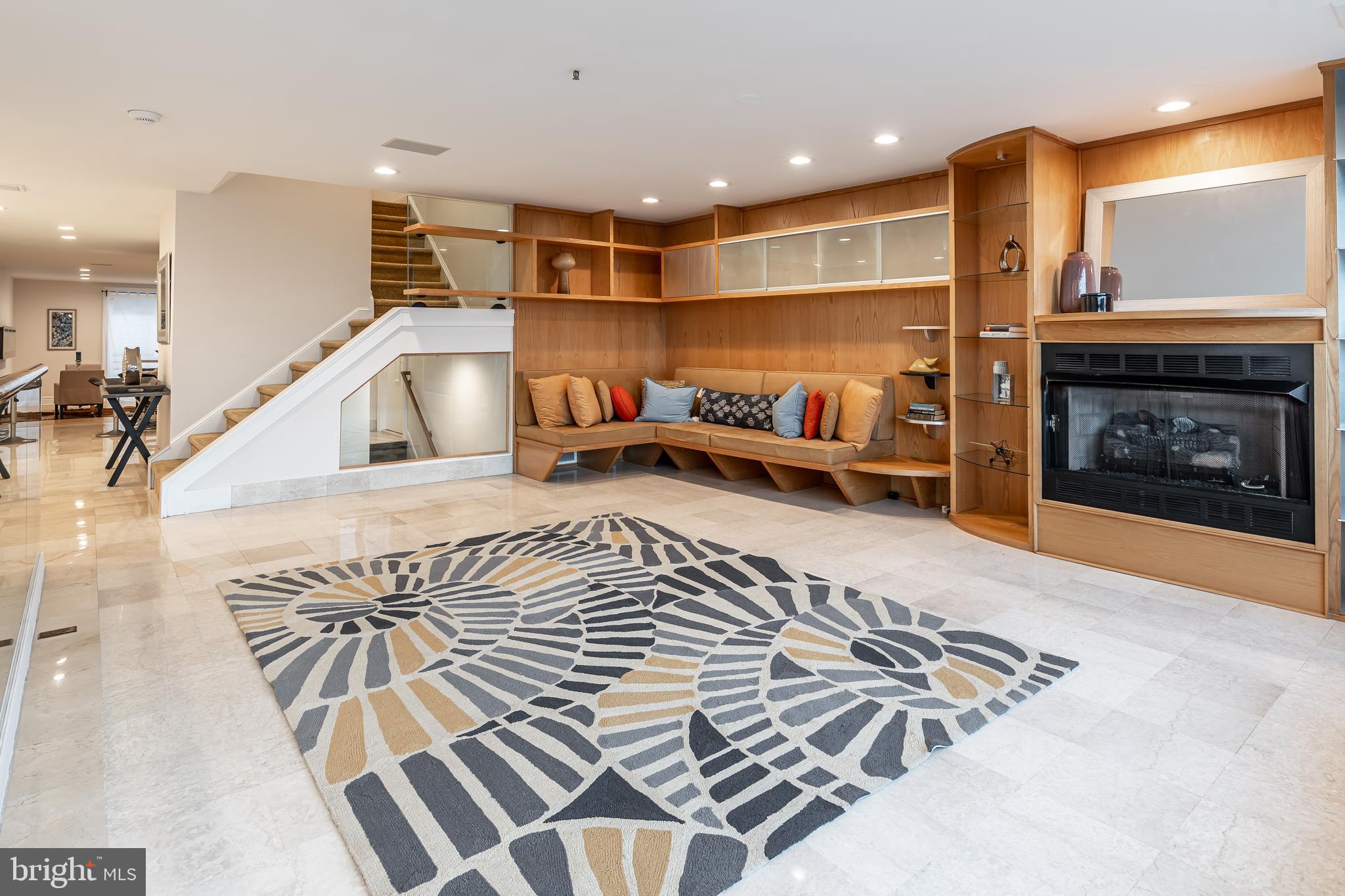 QUEEN VILLAGE - Residential