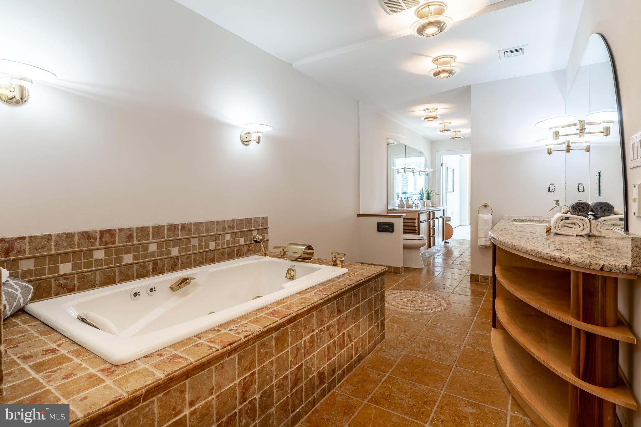 QUEEN VILLAGE - Residential