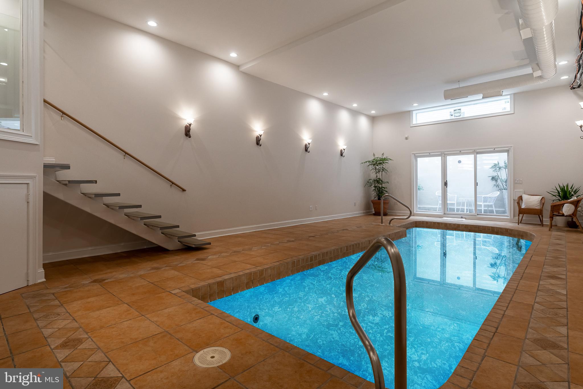 QUEEN VILLAGE - Residential