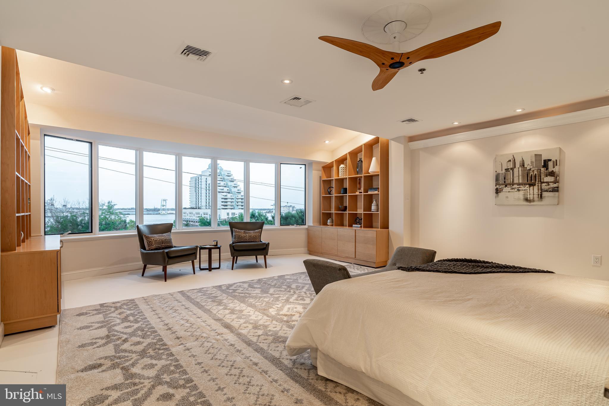 QUEEN VILLAGE - Residential