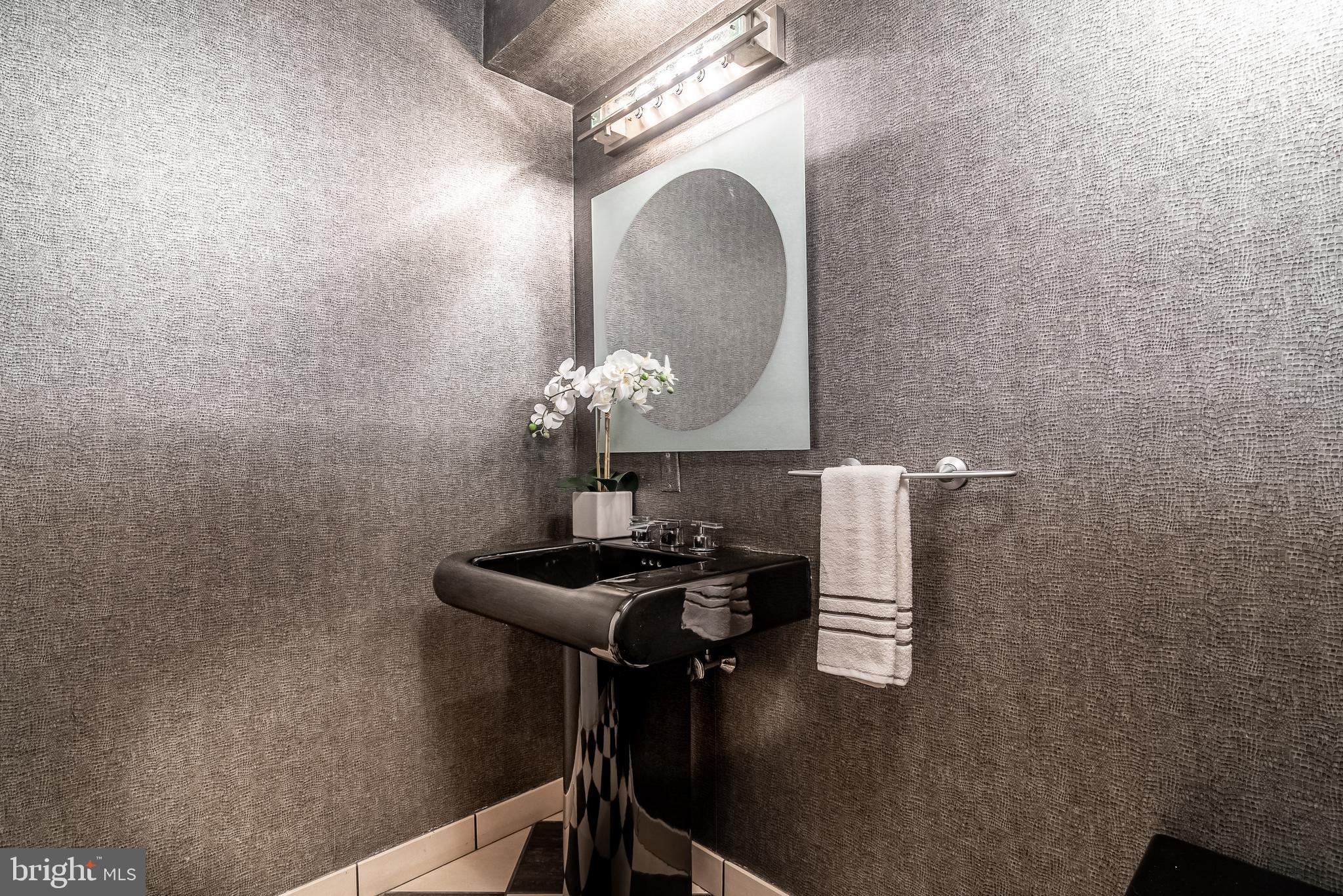 QUEEN VILLAGE - Residential