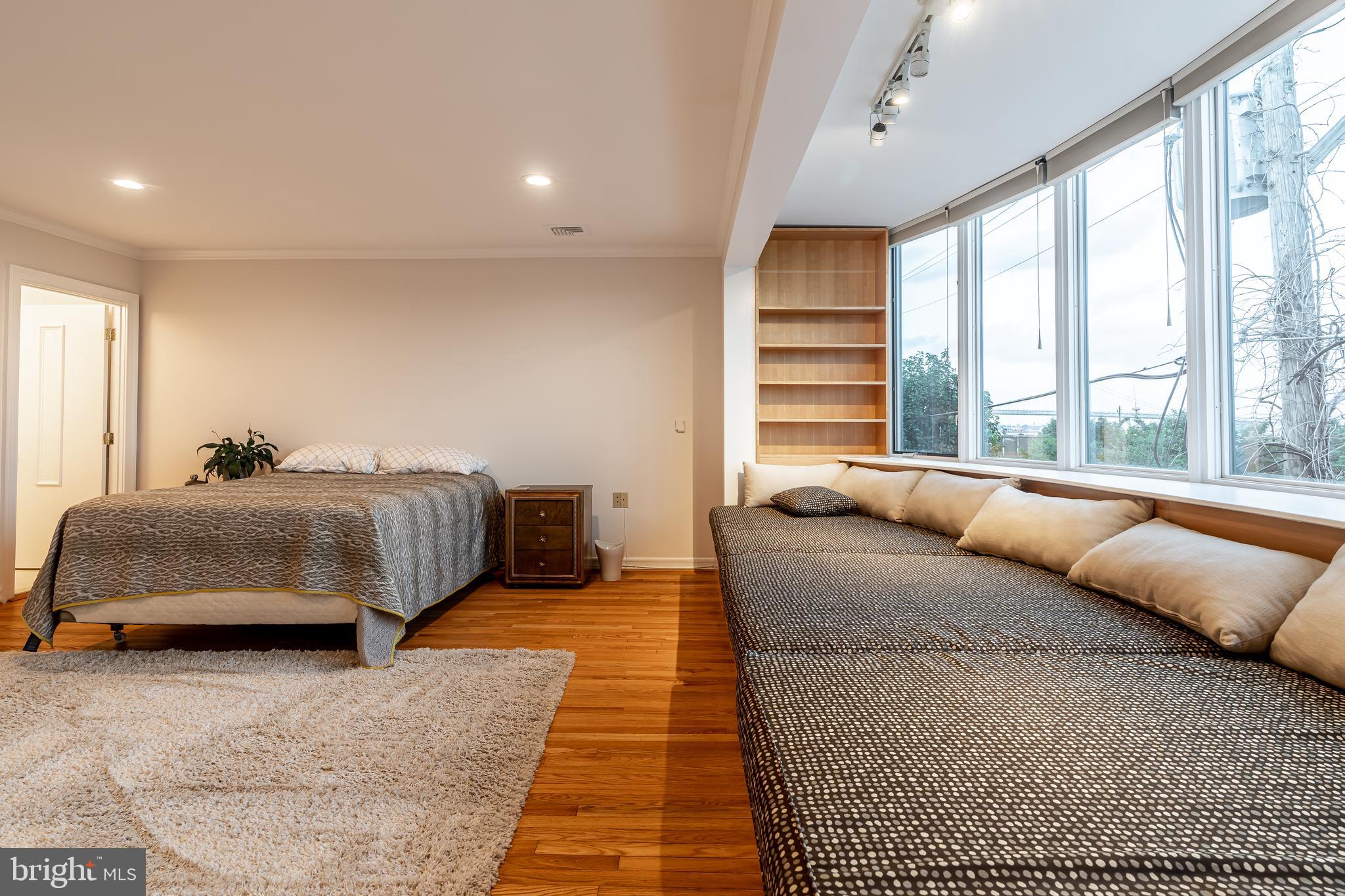 QUEEN VILLAGE - Residential