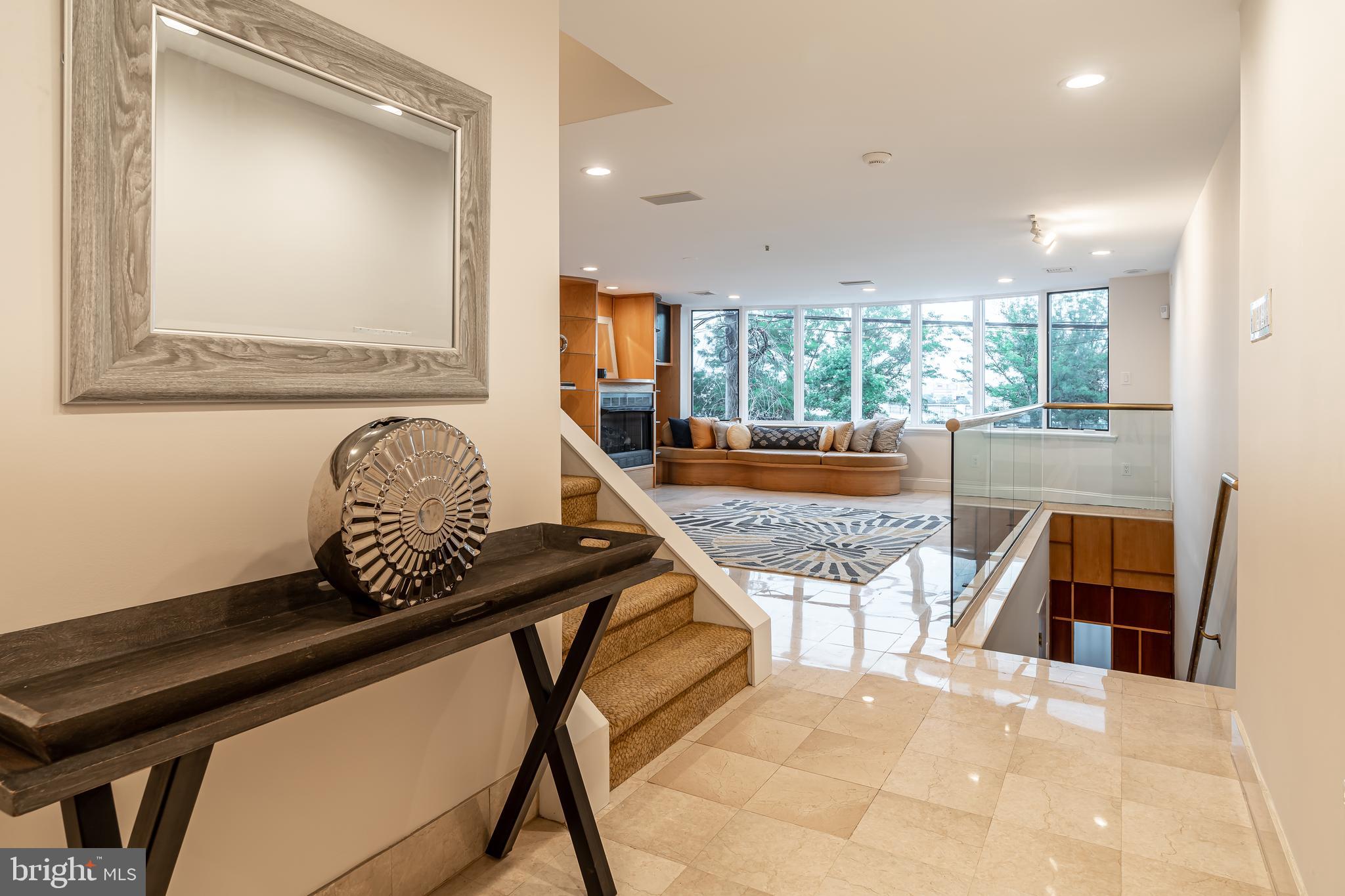 QUEEN VILLAGE - Residential