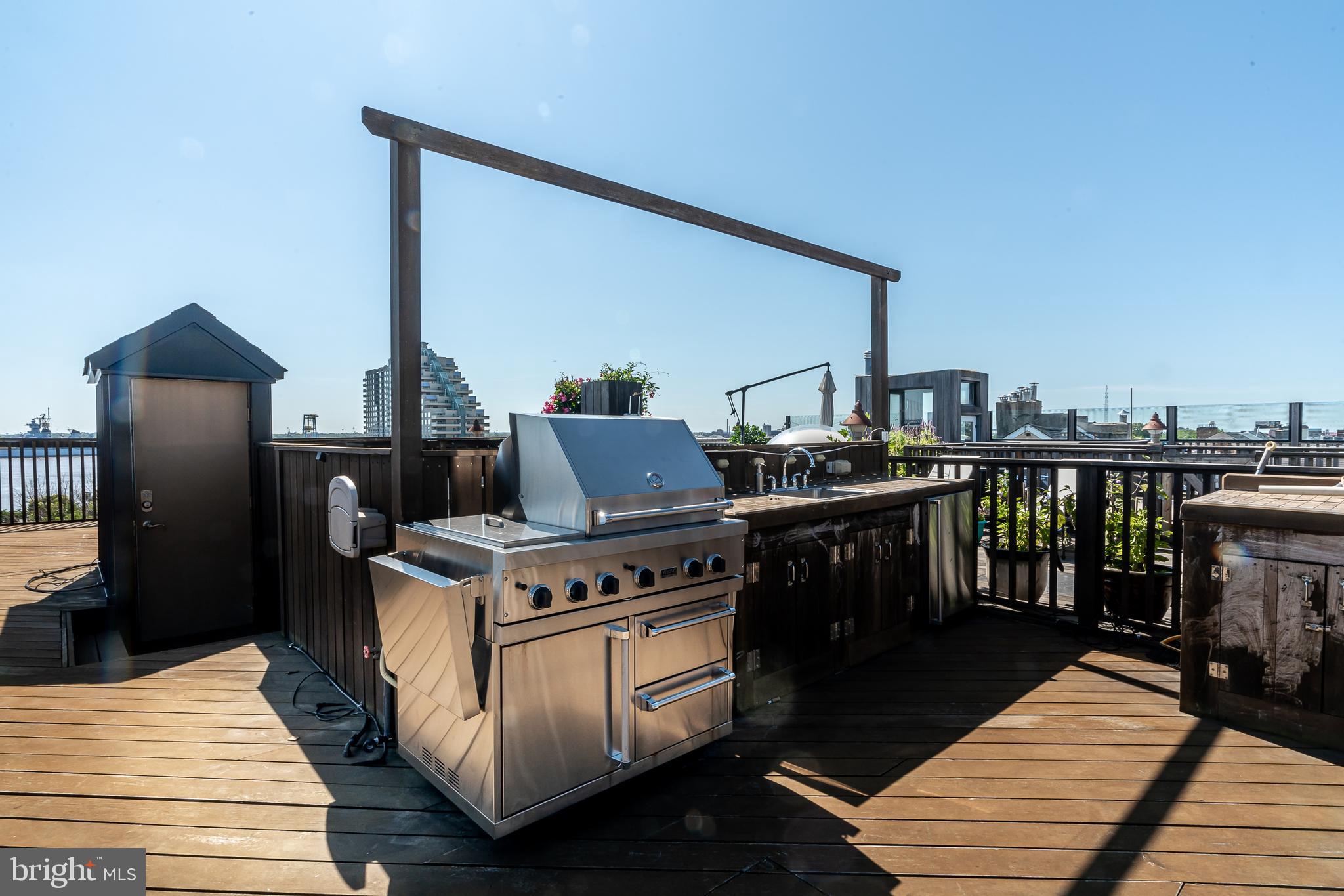 QUEEN VILLAGE - Residential