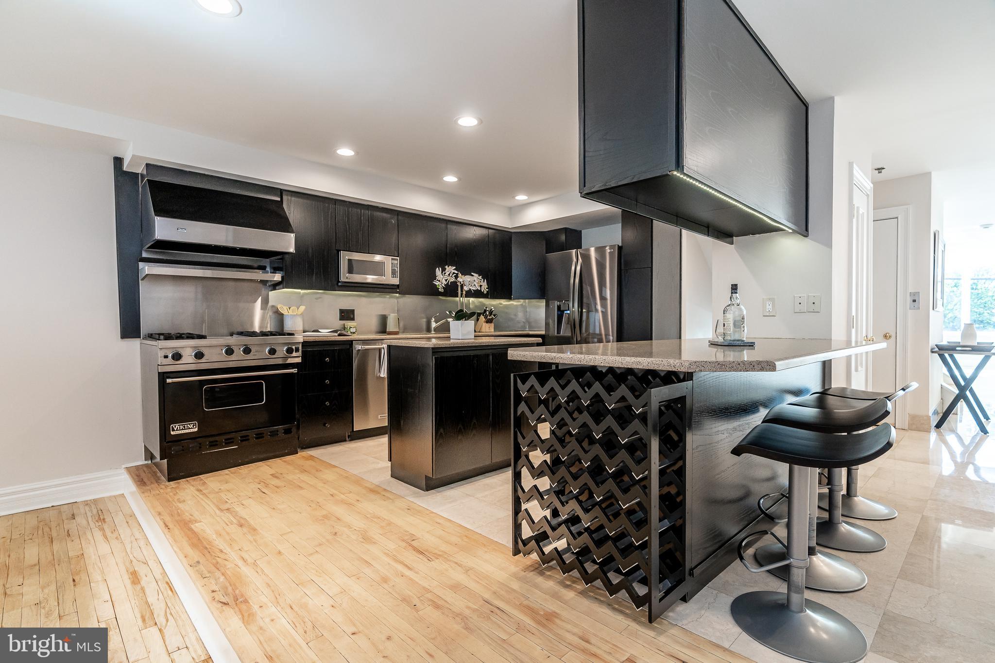 QUEEN VILLAGE - Residential