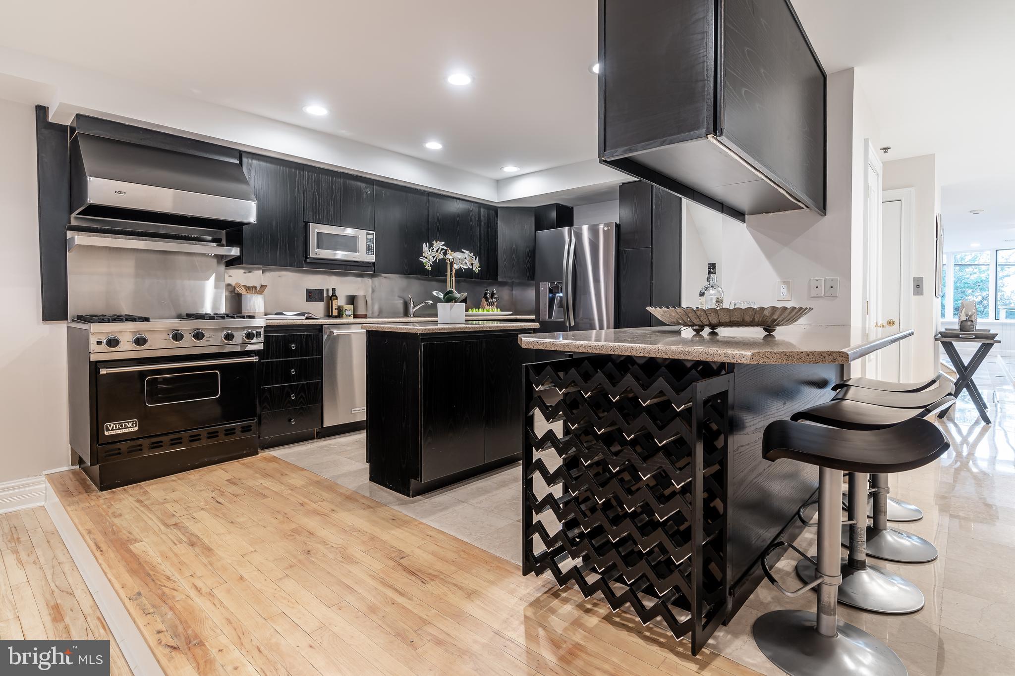 QUEEN VILLAGE - Residential