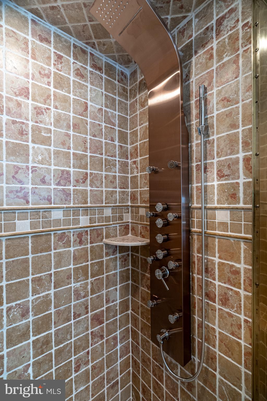 QUEEN VILLAGE - Residential