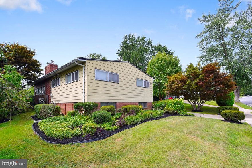 Wonderful Summit Park Location! 3 BR/1.5 BA on Beautiful Landscaped Grounds. Hardwood Floors Throughout. Large Screened-In Porch for Entertaining. Spacious Room Sizes. Needs Updating, Bring All Offers!