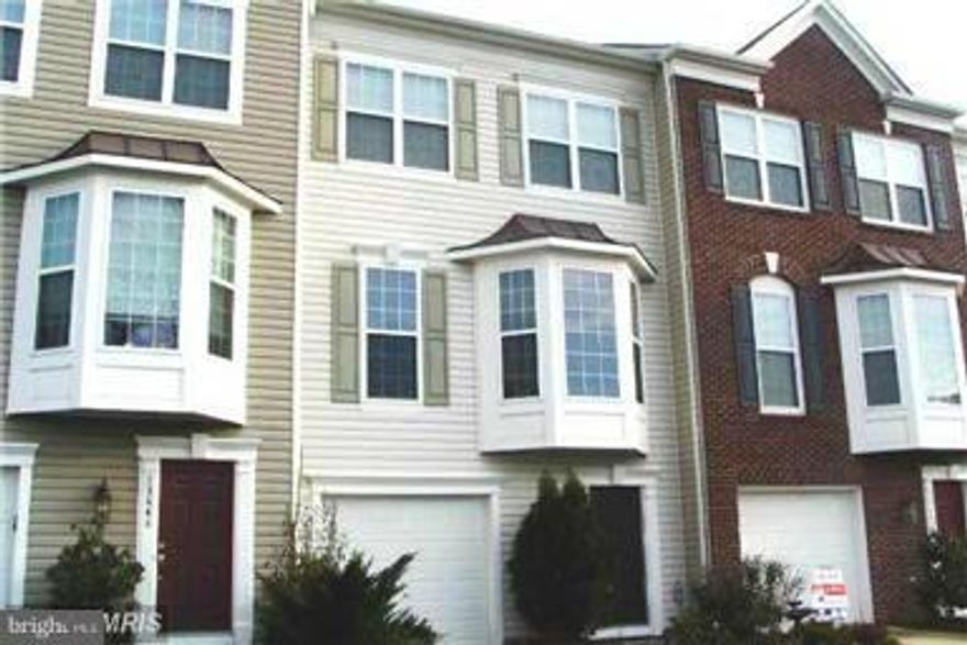 Freshly painted Spacious  one Car Garage TH in Faircrest Community.    Walk to Pool, Tennis Court, Club House, and Tot Lots.   Walk-out to the Deck.   Fenced Back yard.  Quiet setting and Convinient Location.