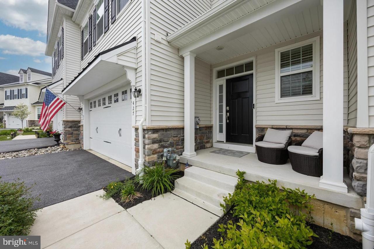 427 LEE PLACE