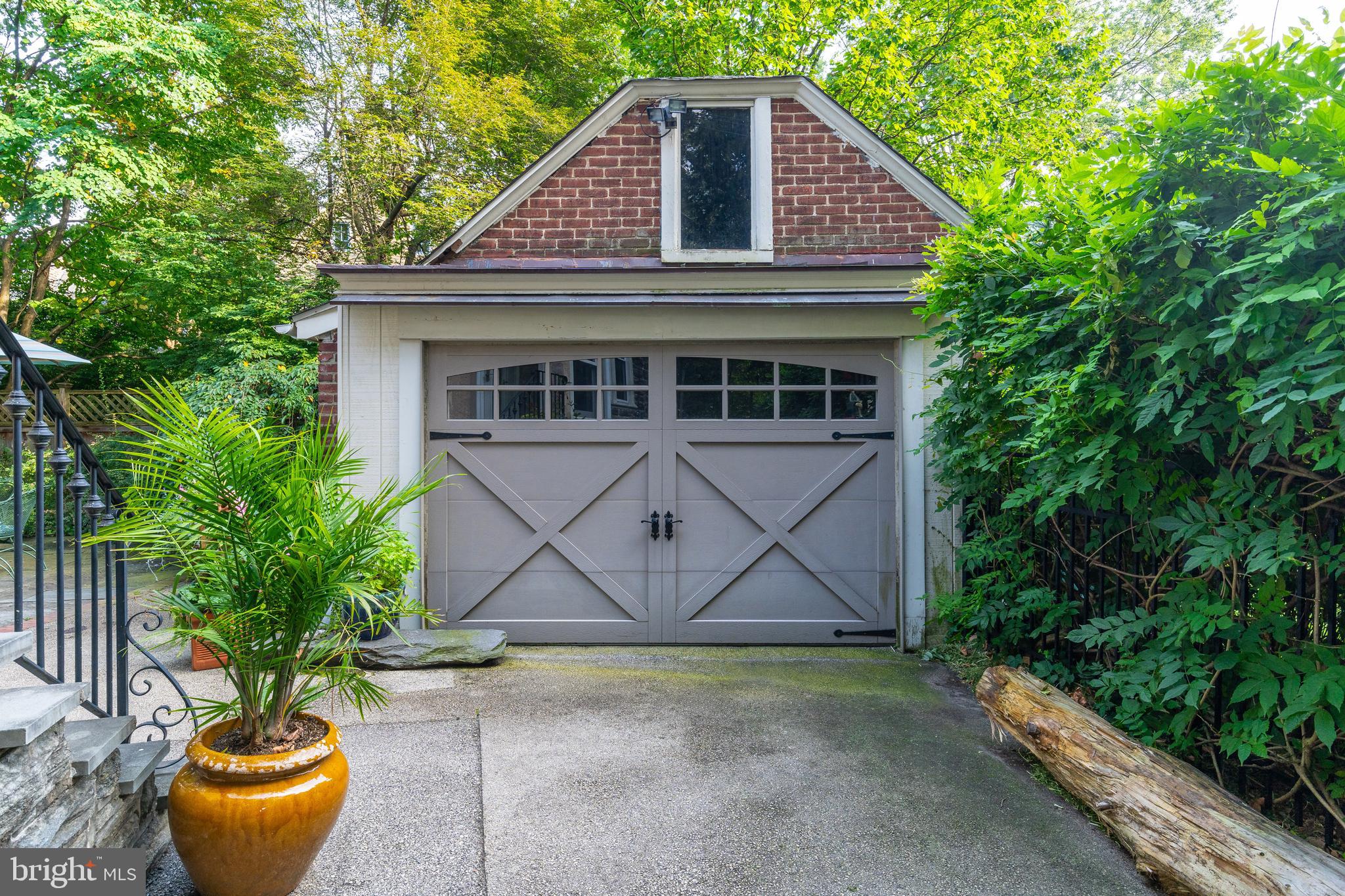 CHESTNUT HILL - Residential