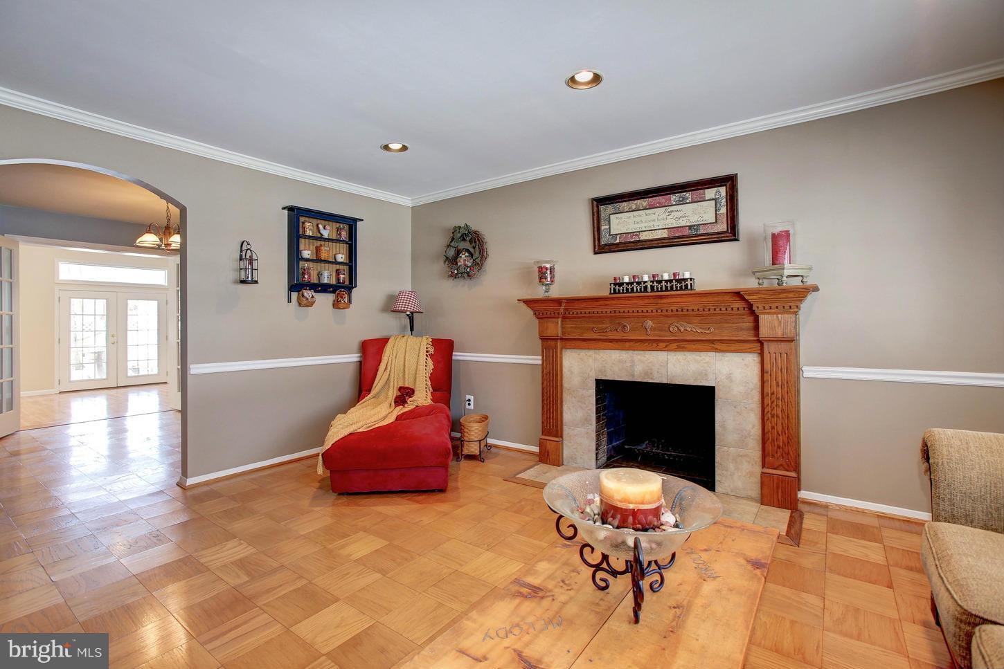 COUNTRY CLUB MANOR - Residential