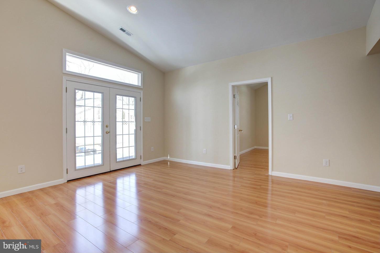 COUNTRY CLUB MANOR - Residential