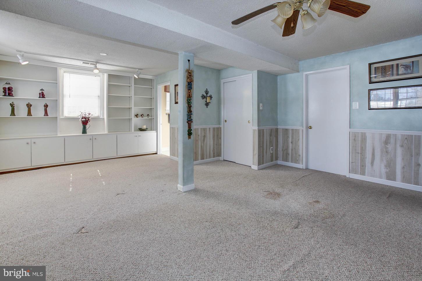 COUNTRY CLUB MANOR - Residential