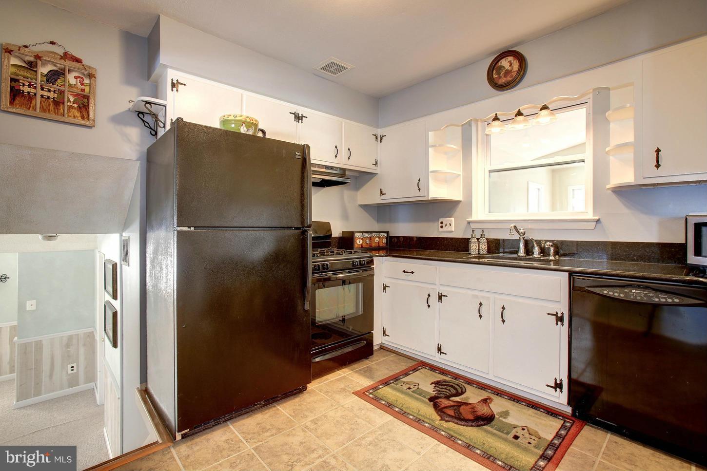 COUNTRY CLUB MANOR - Residential