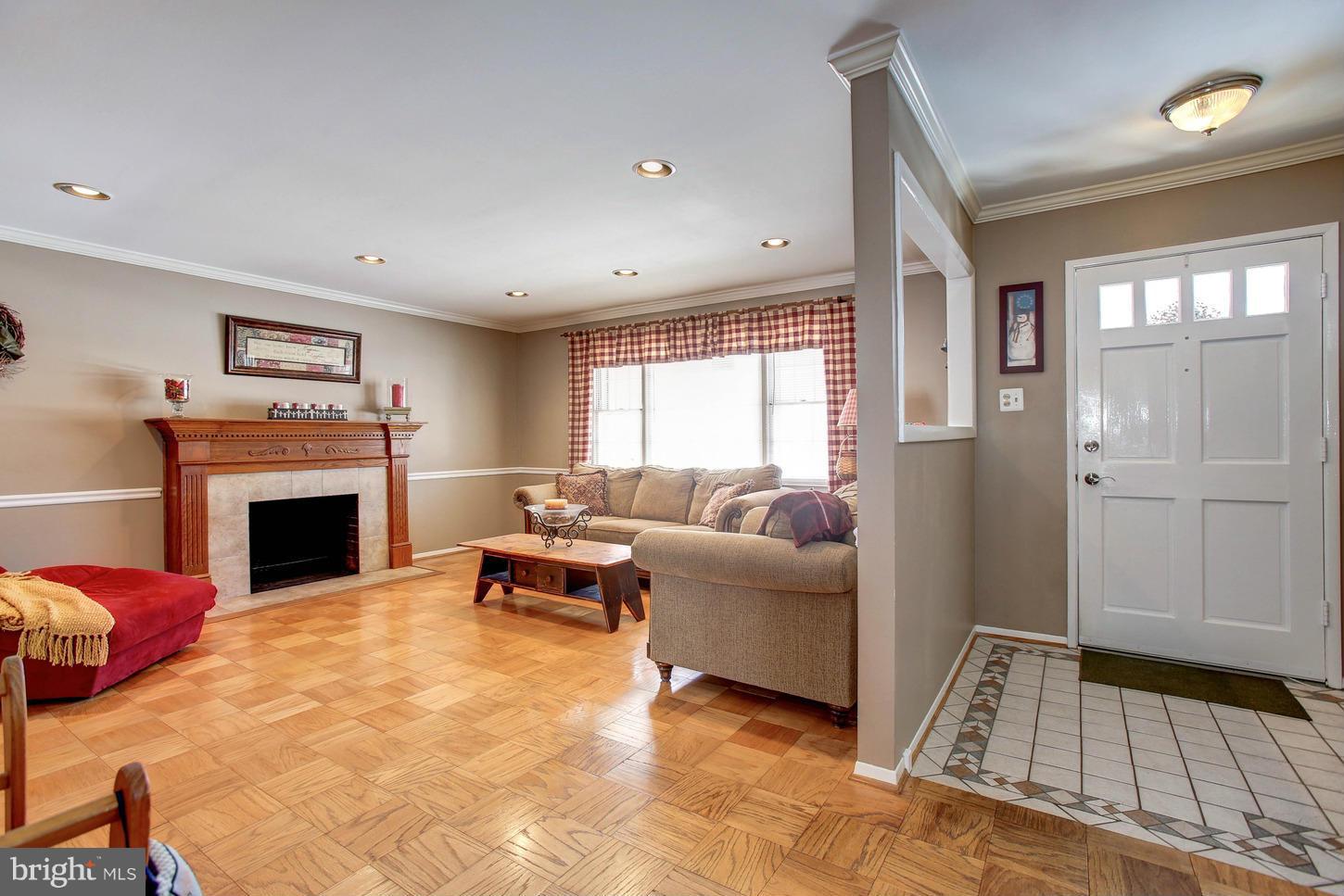 COUNTRY CLUB MANOR - Residential