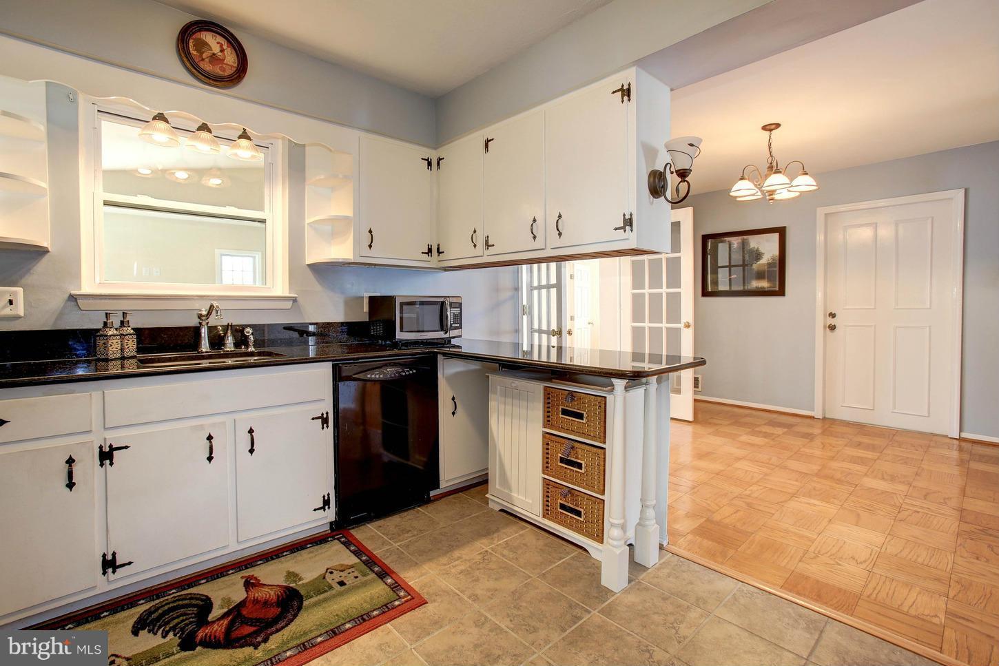 COUNTRY CLUB MANOR - Residential